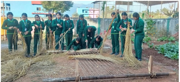 विद्यार्थीलाई गुन्द्री बुन्नेदेखि दुनाटपरी तयार गर्ने सीप