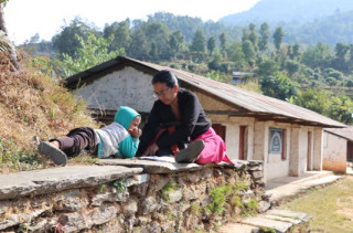एक्लो विद्यार्थी पढाउँदै एक्ली शिक्षिका