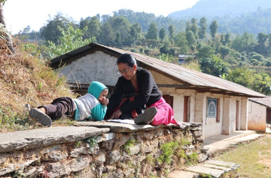 एक्लो विद्यार्थी पढाउँदै एक्ली शिक्षिका