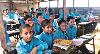 तीन शिक्षकले कक्षा छसम्म कसरी पढाउने ?
