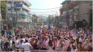 लेकसाइडमा रङमा रमाए पर्यटक   