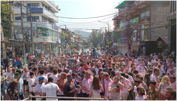 लेकसाइडमा रङमा रमाए पर्यटक   
