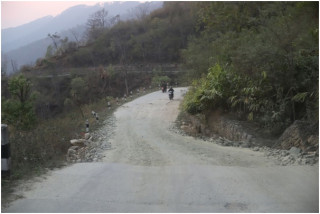 मेची राजमार्गमा सधैँ जमिन भासिने र पहिरो खस्ने समस्या   