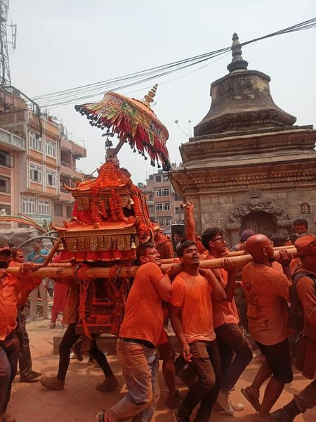 सिन्दुरले रङ्गियो मध्यपुरथिमि