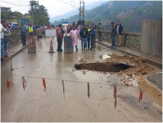 पुल भासिएपछि पृथ्वीराजमार्गमा सवारी आवागमन अवरुद्घ  
