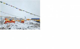 अनुकूल मौसमको प्रतीक्षामा सयौँ सगरमाथा आरोही   