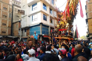 महिलाले ताने रातो मच्छिन्द्रनाथको रथ   
