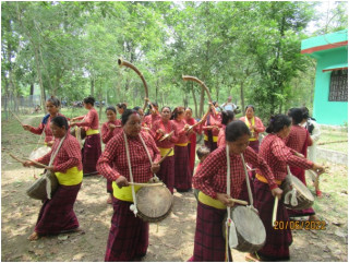 परम्परा जोगाउन पञ्चेबाजा बजाउँदै महिला   