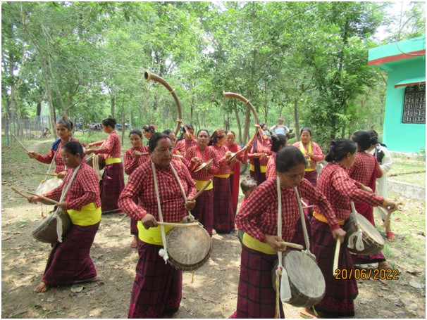 परम्परा जोगाउन पञ्चेबाजा बजाउँदै महिला   
