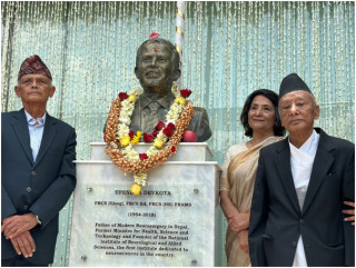 वरिष्ठ स्नायु शल्यचिकित्सक प्रा डा देवकोटाको अर्धकदको प्रतिमा अनावरण  