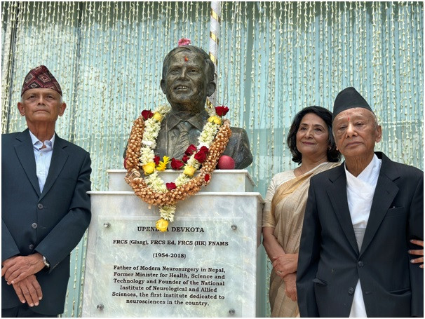वरिष्ठ स्नायु शल्यचिकित्सक प्रा डा देवकोटाको अर्धकदको प्रतिमा अनावरण  