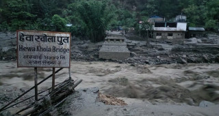  सङ्खुवासभाको हेवाखोलाको बाढी सात घर बगायो : १७ मजदुर सम्पर्कविहीन 