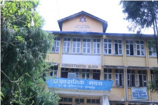 पाटन क्याम्पसमा भूकम्पपछि टाँसिएका रातो स्टिकर अझै हटेनन्   