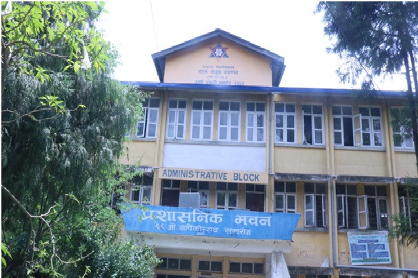 पाटन क्याम्पसमा भूकम्पपछि टाँसिएका रातो स्टिकर अझै हटेनन्   