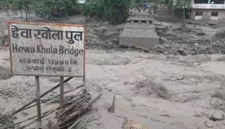 बाढीले हेवा खोलाको पुल बगाउँदा स्थानीयवासी चकित   