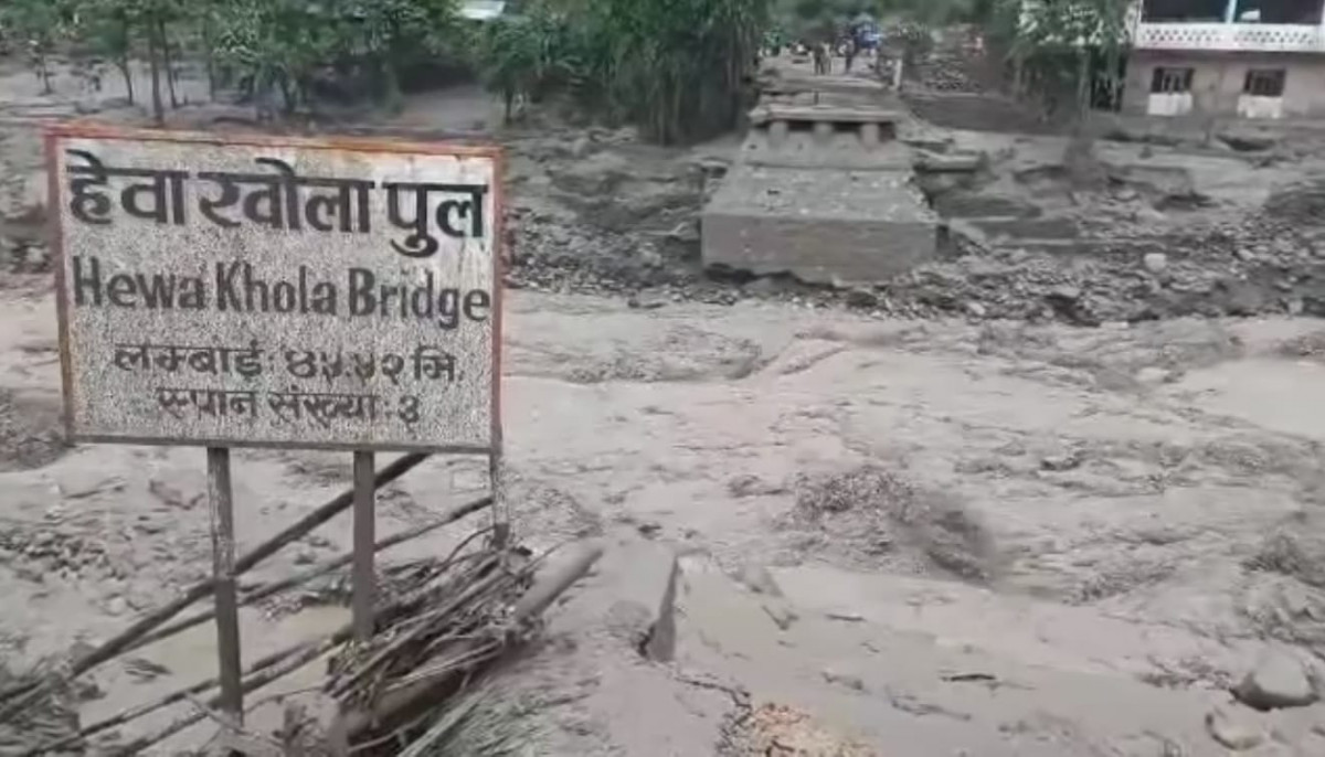 बाढीले हेवा खोलाको पुल बगाउँदा स्थानीयवासी चकित   