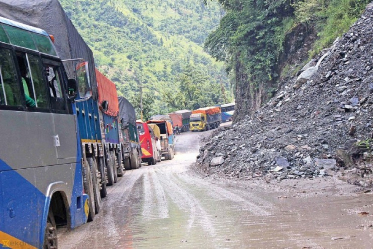 नारायणगढ–मुग्लिन सडक एकतर्फी सञ्चालनमा   