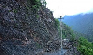 नारायणगढ–मुग्लिन सडक : पहिरो सफा गर्न समय लाग्ने