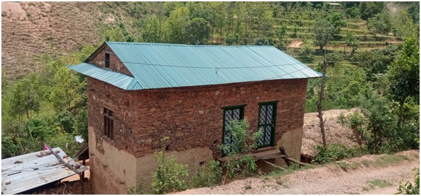   खरको छानो फाल्दै जस्ता : खुसी छन् रामपुरवासी आनन्दले बस्दा   