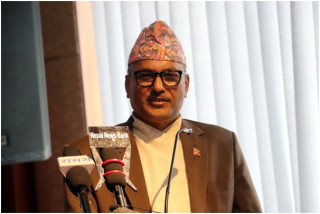 अरु देशका केन्द्रीय बैंकले कडा नीति लिइरहँदा हामीले लचिलो मौद्रिक नीति ल्यायौँ : गभर्नर अधिकारी   