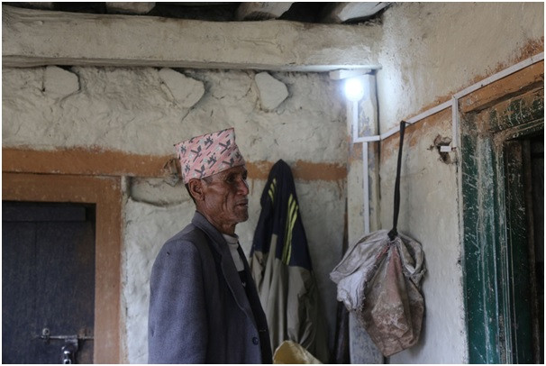 गाउँमा बत्ती बल्यो, महिला खुसी  
