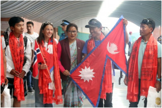      कीर्तिमानी पर्वतारोहीलाई विमानस्थलमा भव्य स्वागत