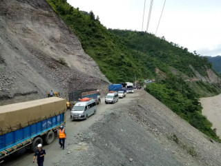 बाढी–पहिराले ठाउँ ठाउँमा राजमार्ग अवरुद्ध 
