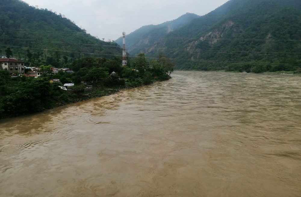 कर्णाली नदी बस्तीमा पस्ने जोखिम : उच्च सतर्कता अपनाउन आग्रह   