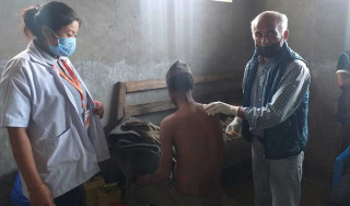 अवकाशपछि विकट बस्तीमा बिरामीको सेवा गर्दै डा केसी  