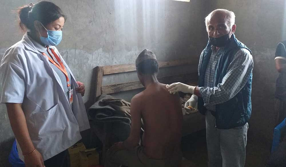 अवकाशपछि विकट बस्तीमा बिरामीको सेवा गर्दै डा केसी  