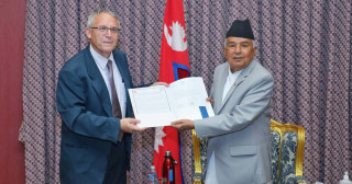 राष्ट्रपतिलाई  भाषण उपहार  