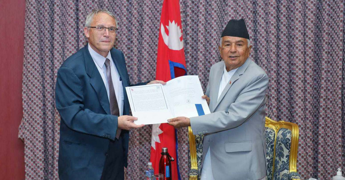 राष्ट्रपतिलाई  भाषण उपहार  