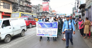 विद्यार्थीलाई सडकमै ट्राफिक सचेतना गराइँदै  