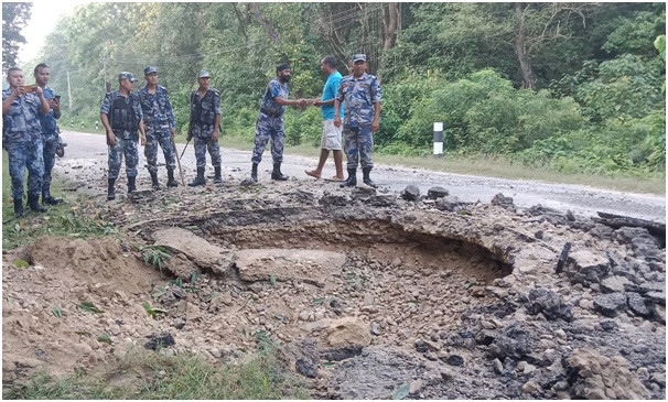   बम विष्फोटबाट राजमार्गमा क्षति 