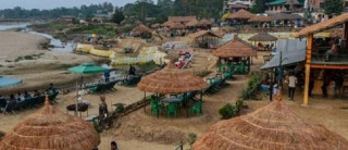 सौराहमा घटे पर्यटक   