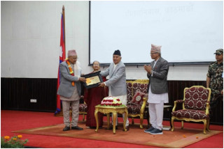 राष्ट्रपति पौडेलद्वारा राष्ट्रकवि माधव घिमिरे पुरस्कार प्रदान 