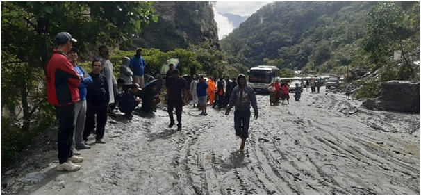      पर्यटकलाई सधैँ बैसरी पहिरोको चुनौती  