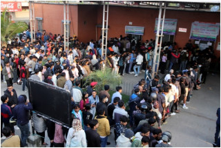 अग्रिम टिकट बुकिङका लागि बसपार्कमा भीड 