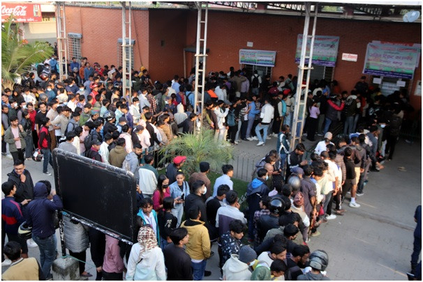 अग्रिम टिकट बुकिङका लागि बसपार्कमा भीड 