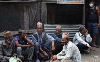 भारतमा मजदुरी गर्नेहरु भन्छन्, ‘दसैँमा घर गए गुजारा कसरी गर्नु ?’  