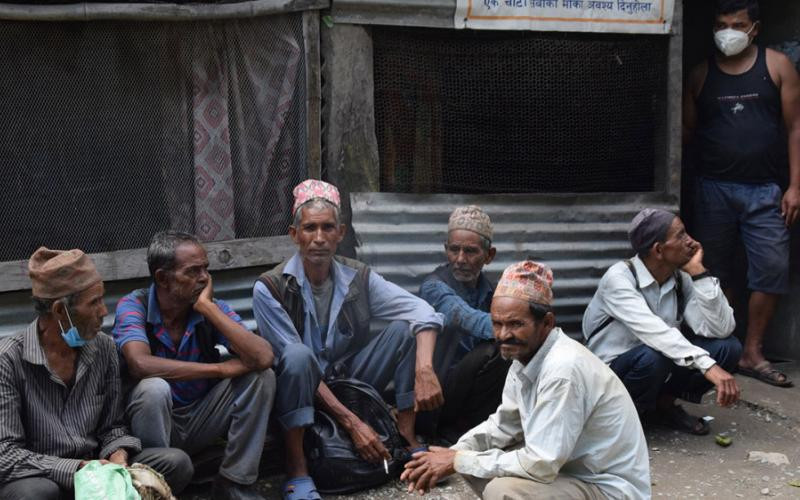 भारतमा मजदुरी गर्नेहरु भन्छन्, ‘दसैँमा घर गए गुजारा कसरी गर्नु ?’  