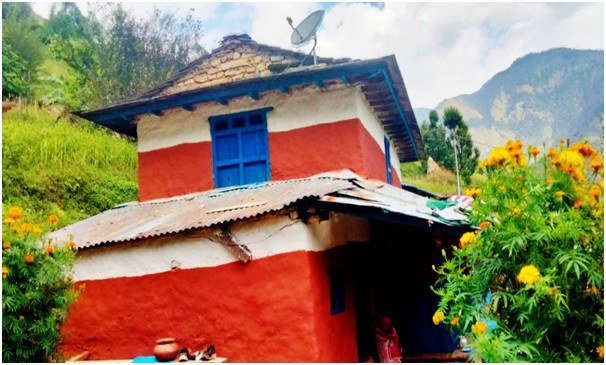 रातोमाटो र कमेरोले पोतिन छोडे गाउँका घर 