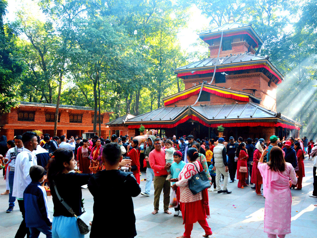       देशभरका शक्तिपीठ एवं देवी मन्दिरमा भक्तजनको लाम 
