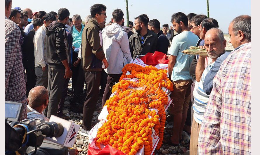 सहारा बनेको छोरो बाकसमा फर्किदा...  