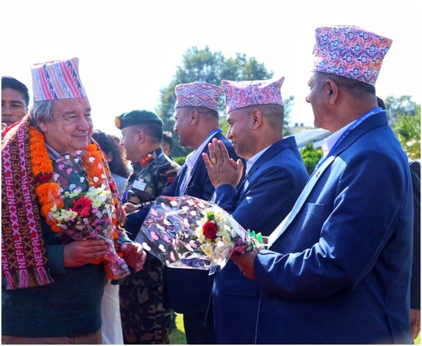 गुटेरेस माला र टोपीमा सजिँदा... 