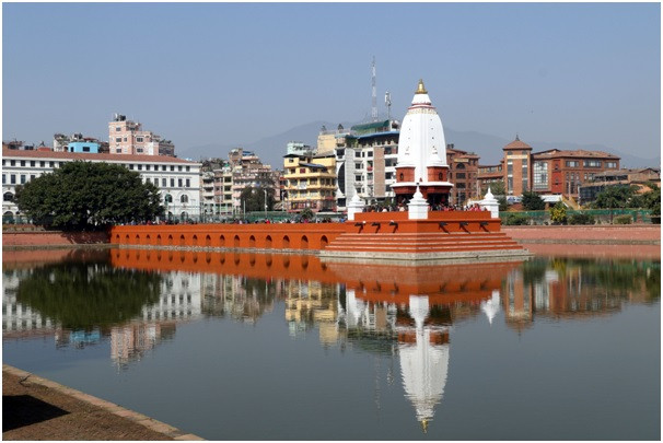 बालगोपालेश्वर मन्दिरमा टीका लगाउनेको भीड 
