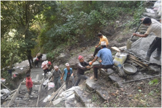 श्रमदान र सहयोग जुटाएर पक्की पदमार्ग   