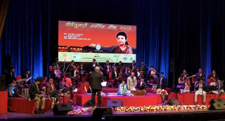 झम्के फूली नाकैमा बुलाकी...