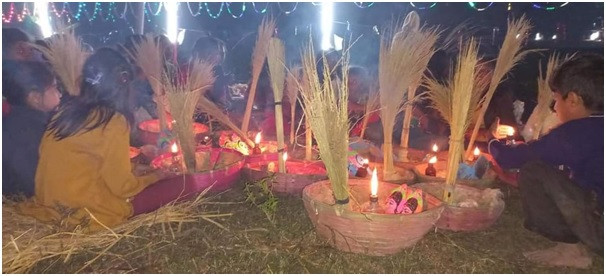 दाजुभाइको दीर्घायुको कामनामा सामाचकेवा खेल्दै  