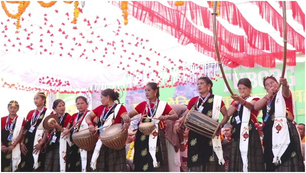 महिला समूहलाई  नौमती बाजा बाजा बजाउन भ्याइनभ्याई